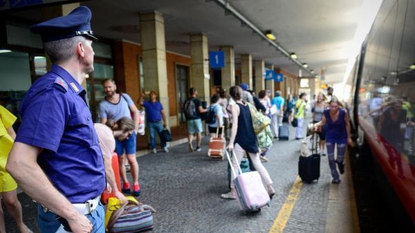 Fermata alla stazione con 50mila euro. Aveva appena truffato due pensionate