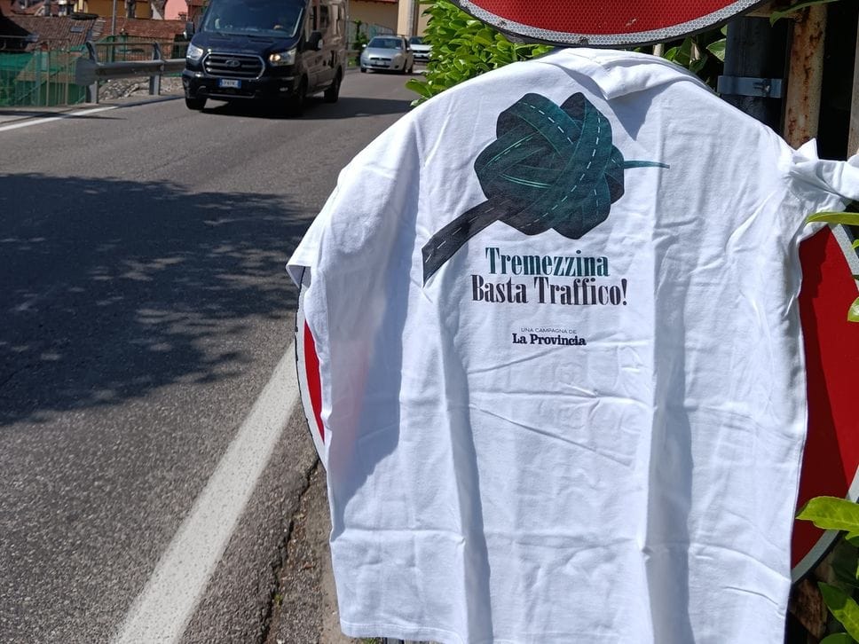 Regina, il traffico (per ora) regge grazie ai movieri nonostante bus turistici e camper. Da oggi in distribuzione le nostre t-shirt contro il caos 