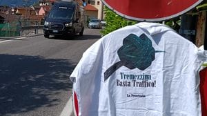 Regina, il traffico (per ora) regge grazie ai movieri nonostante bus turistici e camper. Da oggi in distribuzione le nostre t-shirt contro il caos 