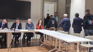 Figino, tolta la cittadinanza a Mussolini. Aula abbandonata