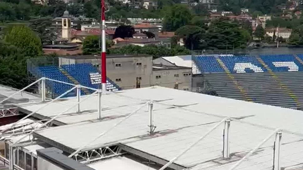 Stadio, gli scavatori smontano i tubolari. Svolta civica: «Chiediamo trasparenza»