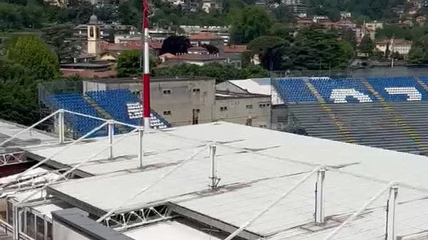 Stadio, gli scavatori smontano i tubolari. Svolta civica: «Chiediamo trasparenza»