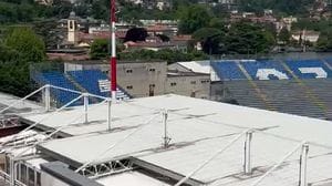 Stadio, gli scavatori smontano i tubolari. Svolta civica: «Chiediamo trasparenza»