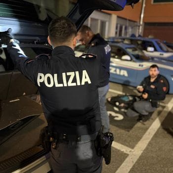 La Polizia ispeziona un’auto e trova la droga: tre tunisini denunciati