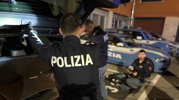 La Polizia ispeziona un’auto e trova la droga: tre tunisini denunciati