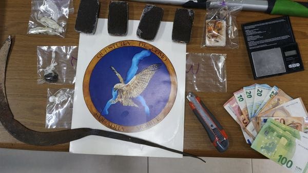 Blitz nei boschi di Appiano: nel bivacco droga, contanti e una roncola