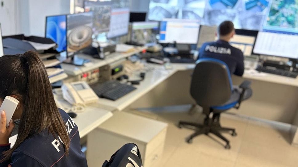 Chiama i poliziotti, ma poi li aggredisce: 17enne al Beccaria