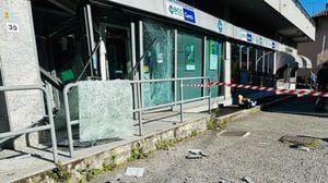 L’assalto al bancomat della Bcc a Fino Mornasco: bottino di 15mila euro. Caccia ai ladri