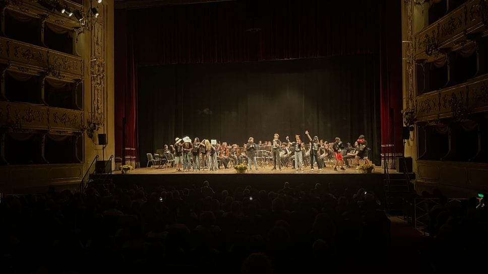 Musica e gerbere gialle al Sociale. Con gli studenti va in scena la legalità