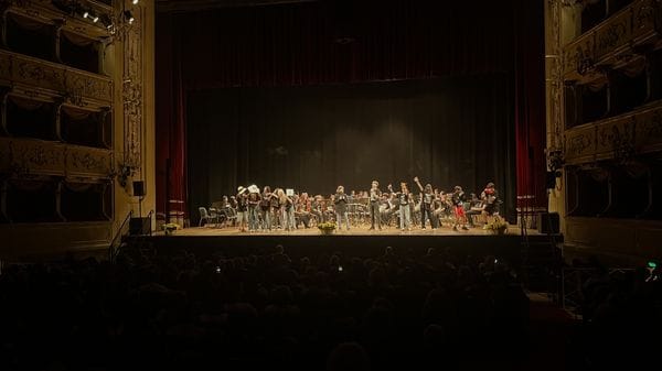 Musica e gerbere gialle al Sociale. Con gli studenti va in scena la legalità