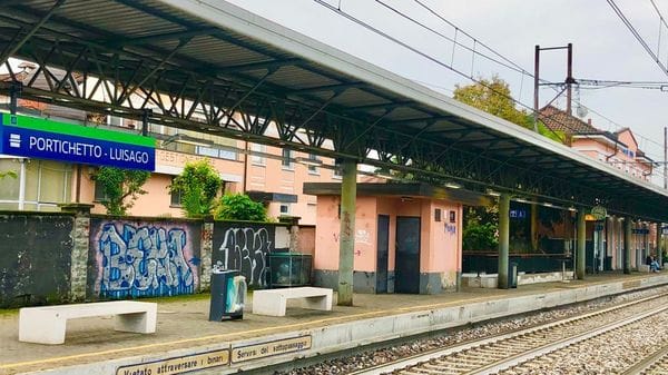 Punta la bottiglia rotta al collo di un ragazzo, ma viene preso dopo la rapina: ha solo 13 anni
