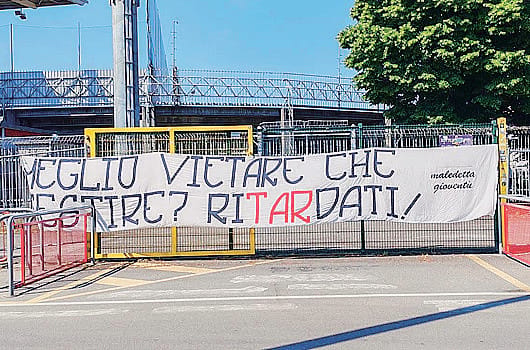 Blitz: striscione dei comaschi a Cremona