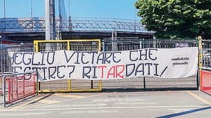 Blitz: striscione dei comaschi a Cremona