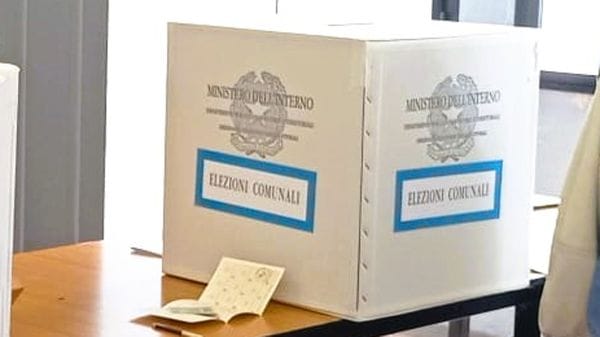 Elezioni amministrative: alle 12 ha votato il 13%. Affluenza in calo