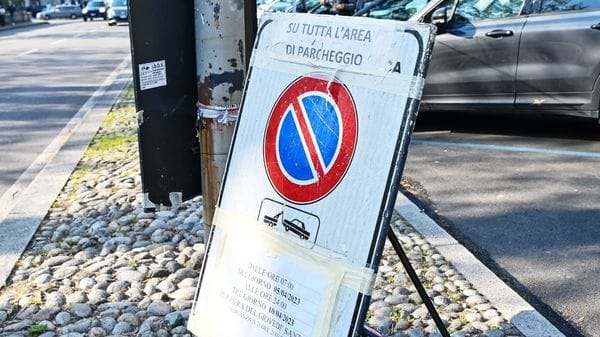 A Como quasi cento multe al giorno per divieto di sosta