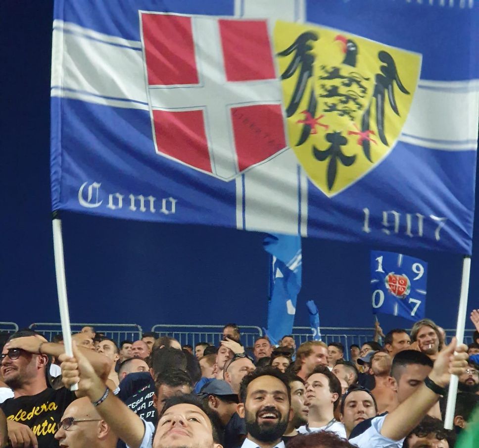La festa del Como in città: centro storico dipinto d’azzurro da migliaia e migliaia di tifosi. I video e le foto della serata