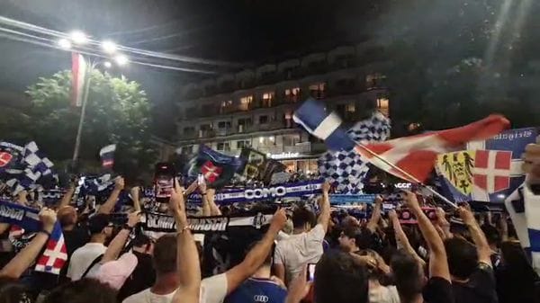 La festa del Como in città: centro storico dipinto d’azzurro da migliaia e migliaia di tifosi. I video e le foto della serata