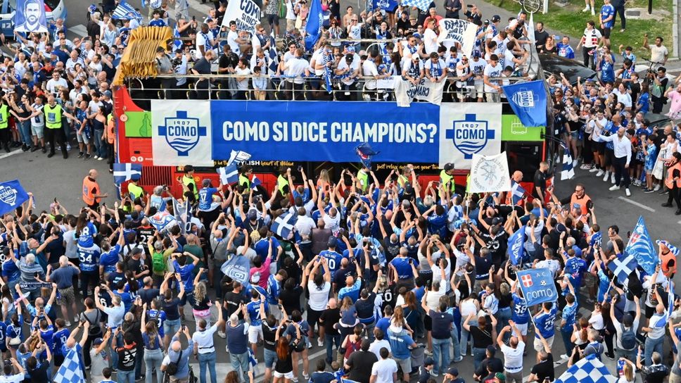 La festa del Como in città: centro storico dipinto d’azzurro da migliaia e migliaia di tifosi. I video e le foto della serata