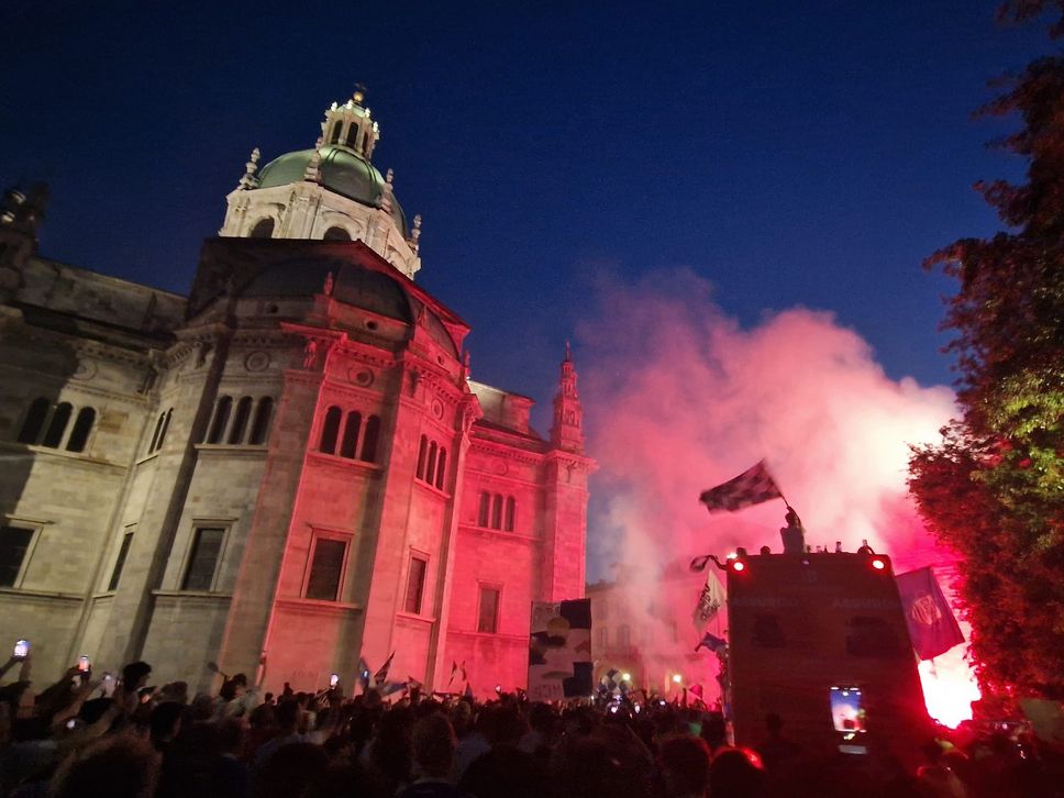 La festa del Como in città: centro storico dipinto d’azzurro da migliaia e migliaia di tifosi. I video e le foto della serata