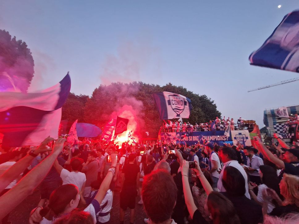 La festa del Como in città: centro storico dipinto d’azzurro da migliaia e migliaia di tifosi. I video e le foto della serata