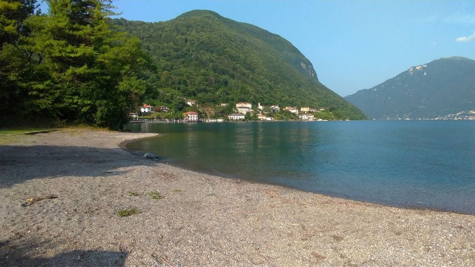 Primi bagni nel Ceresio. Una donna si sente male: è grave