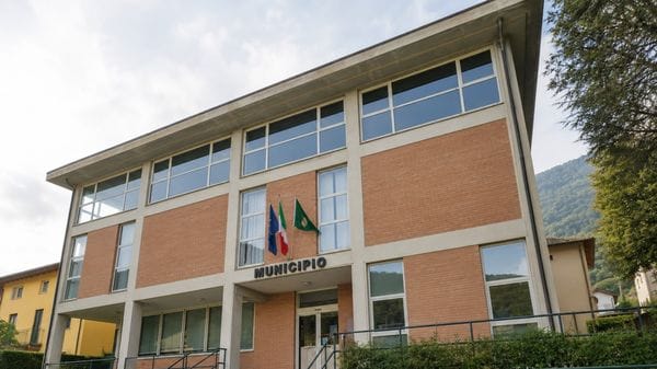 Urla in Municipio: acceso diverbio con un vigile a Valbrona