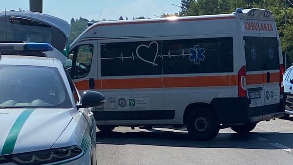 Incidente di via Varesina, motociclista ancora gravissimo