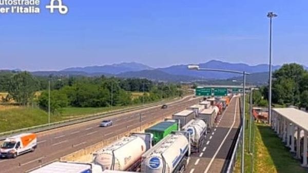 Riaperta la dogana svizzera dopo la festività, lunghe code sull’A9