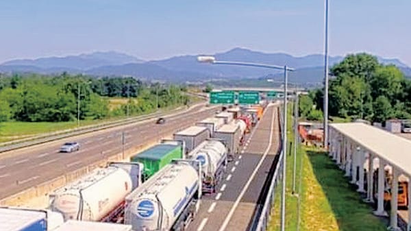 Tir, che caos per la dogana. Disagi non solo in autostrada