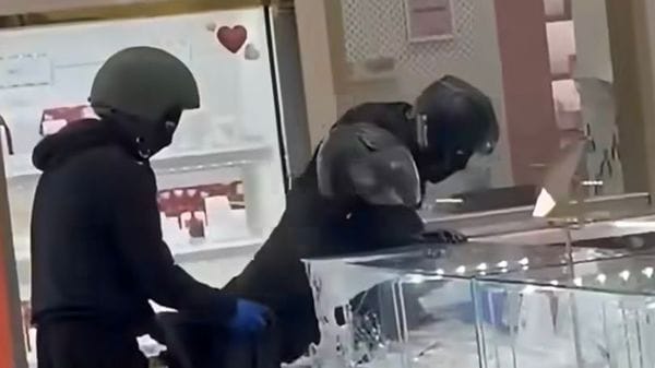 Altri due in cella per la rapina alla gioielleria