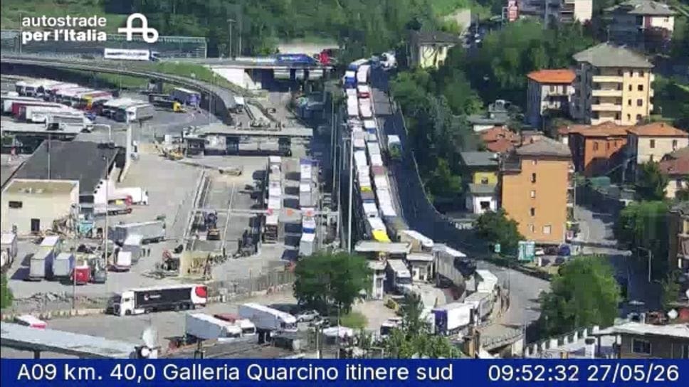 Città bloccata dal traffico: coda in autostrada fino in dogana. E tutti fermi in direzione San Fermo