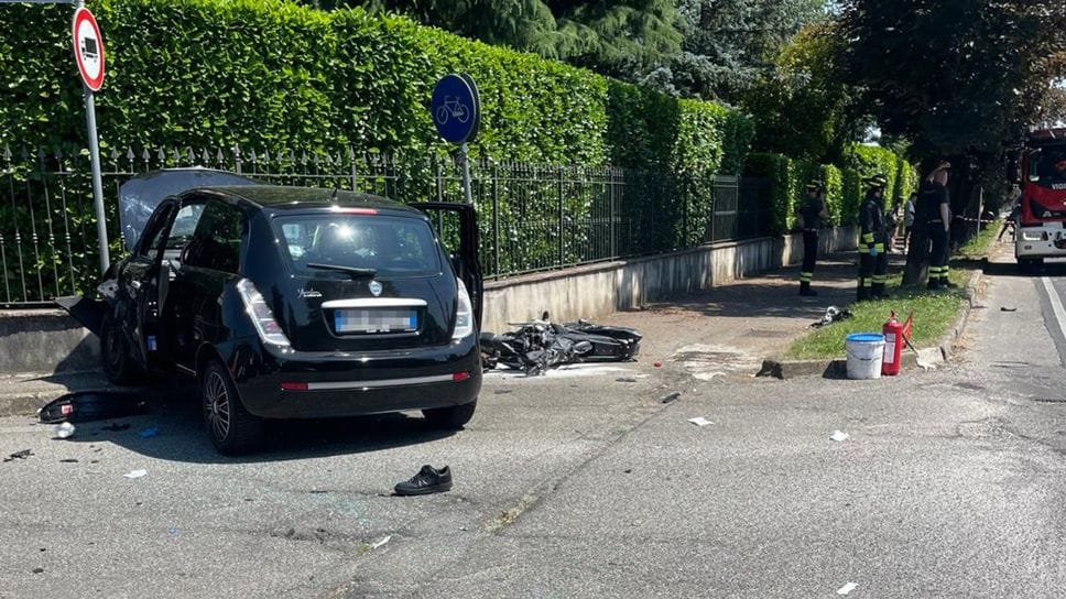 Motociclista sbalzato contro la ringhiera. «La situazione di Nicolò è disperata»