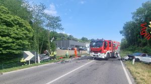 Provinciale di Como, frontale tra due auto. Una persona rimane incastrata