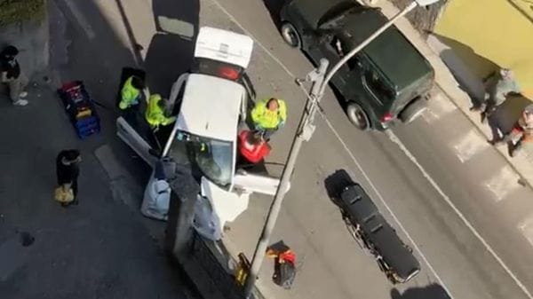 Malore mentre è in auto, grave una donna