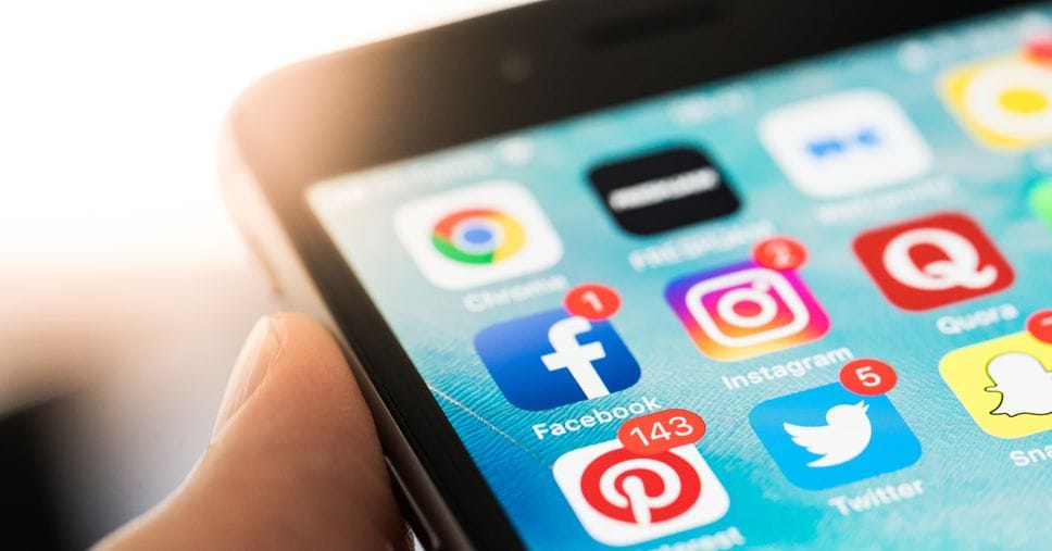 Stress da social media: le aziende cambiano rotta