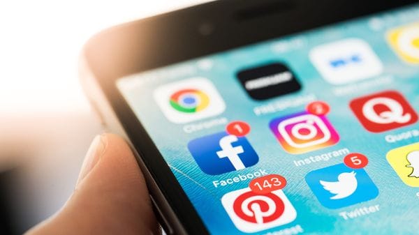 Stress da social media: le aziende cambiano rotta