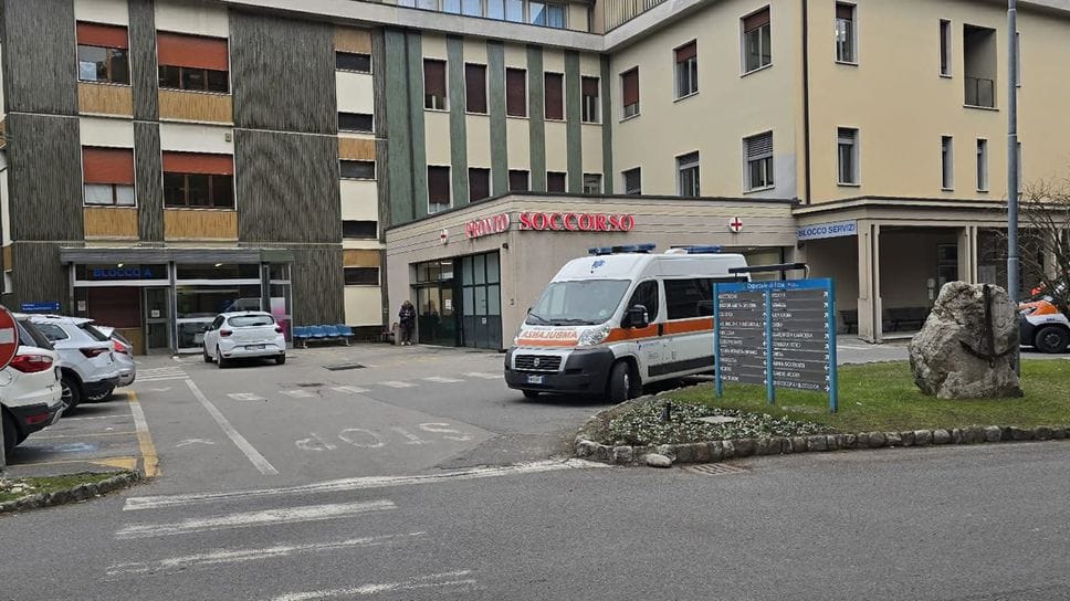 Lite (forse) per una donna. Accoltellato a un gluteo