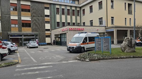 Lite (forse) per una donna. Accoltellato a un gluteo