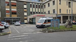Lite (forse) per una donna. Accoltellato a un gluteo