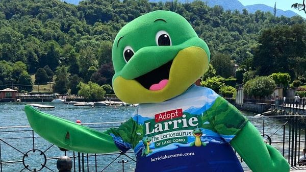 Sabato debutta la mascotte del Lario Larrie, il lariosauro alla stazione Nord