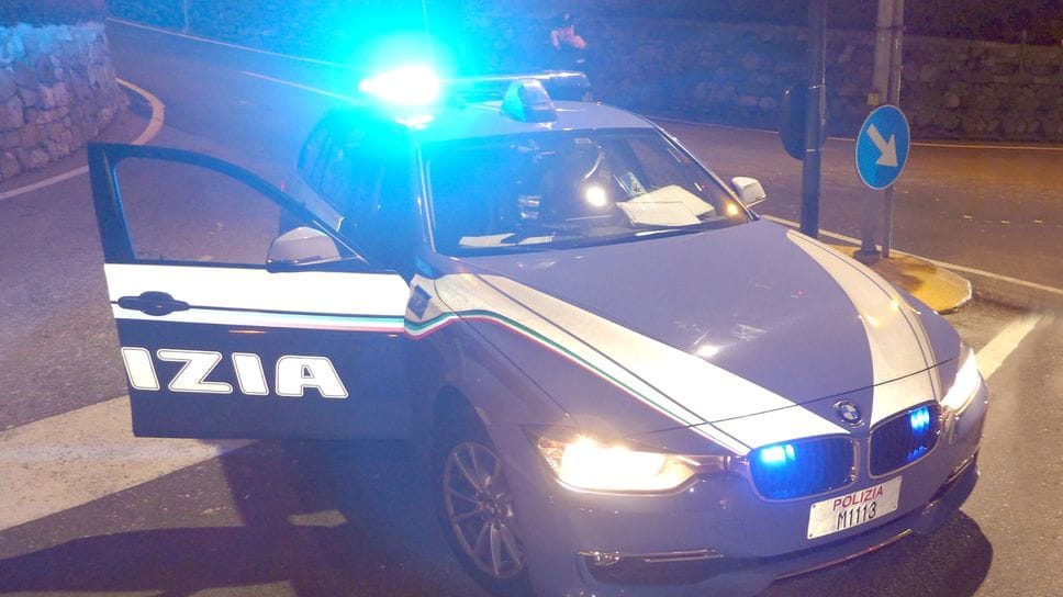 Sassate contro la Polizia, denunciato. E danneggia pure il pronto soccorso