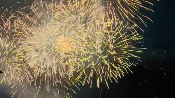 Sull’isola 19mila fuochi d’artificio. Regina chiusa quattro ore, c’è la navetta
