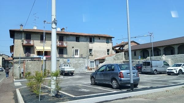 Tredici posteggi in via Roma. Sollievo per chi abita a Gironico