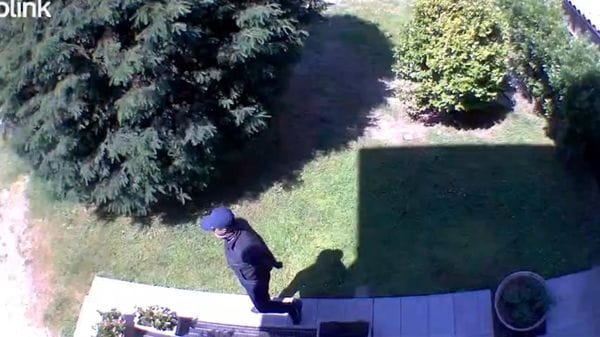 Vede dal cellulare il ladro nel cortile e con l’altoparlante lo costringe alla fuga