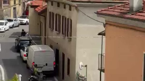 Ambulanza a Sala Comacina deve farsi strada nel traffico