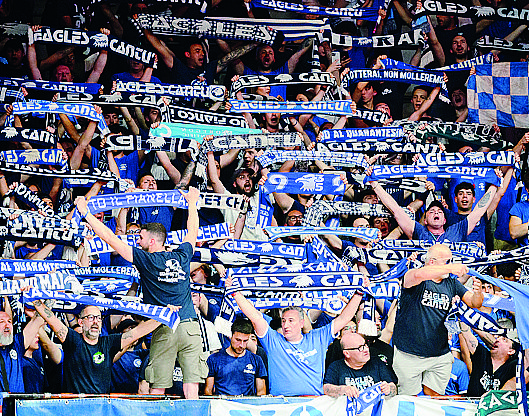 Tifo e occhi al telefonino per le notizie da Sassari: esultanza contenuta