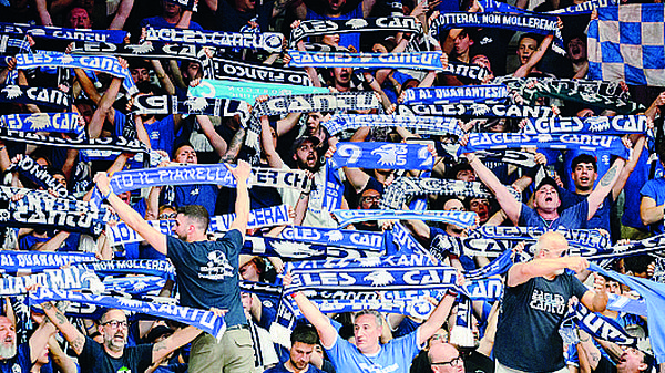 Tifo e occhi al telefonino per le notizie da Sassari: esultanza contenuta