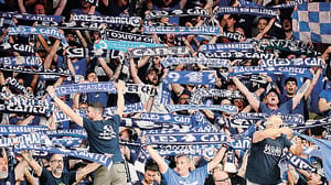 Tifo e occhi al telefonino per le notizie da Sassari: esultanza contenuta