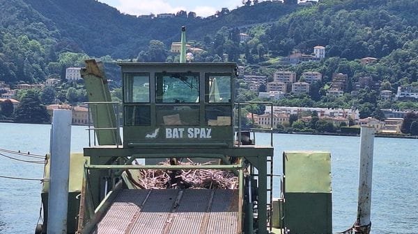 Battelli spazzini sul lago, i mezzi disponibili diventano tre