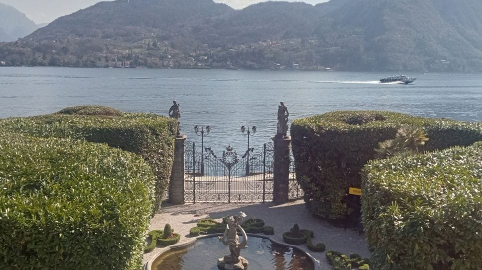 Chiuso il pontile di Villa Carlotta, scontro tra l’ente gestore e i commercianti